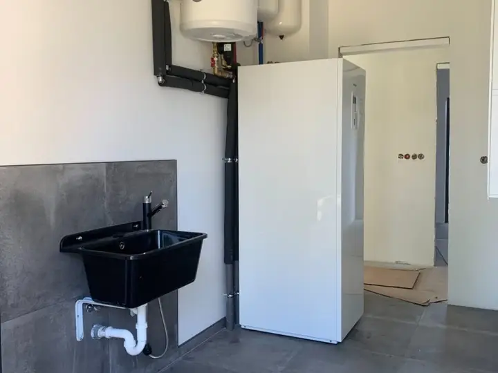 Zamontowana pompa ciepła Panasonic KIT ADC5JE5